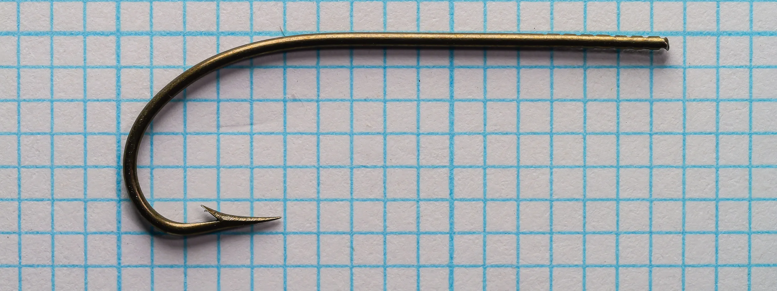 Mustad Qual. 3896 Sproat size 3/0 — overhead profile showing blind flatted eye and shank alignment