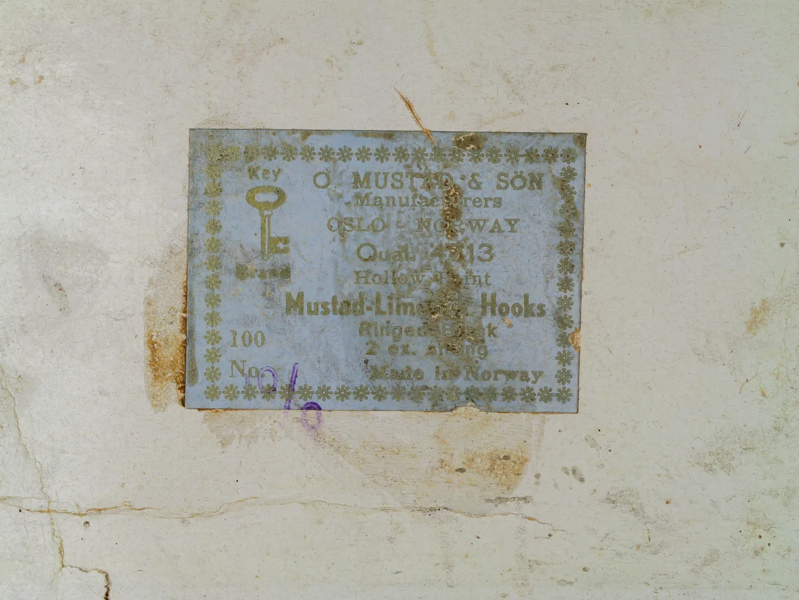 Mustad 4513 hook box label, Oslo Norway manufacture, 100-count Limerick hooks.