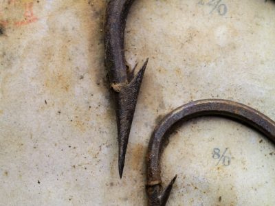 Pflueger O'Shaughnessy size 8/0 and 4/0 — point and barb comparison showing consistency across sizes, filed point geometry documented