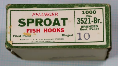 Pflueger Sproat 3521-Br No. 10 — packaging exterior showing larger commercial 1000-count wholesale box variant with identical typography and color scheme