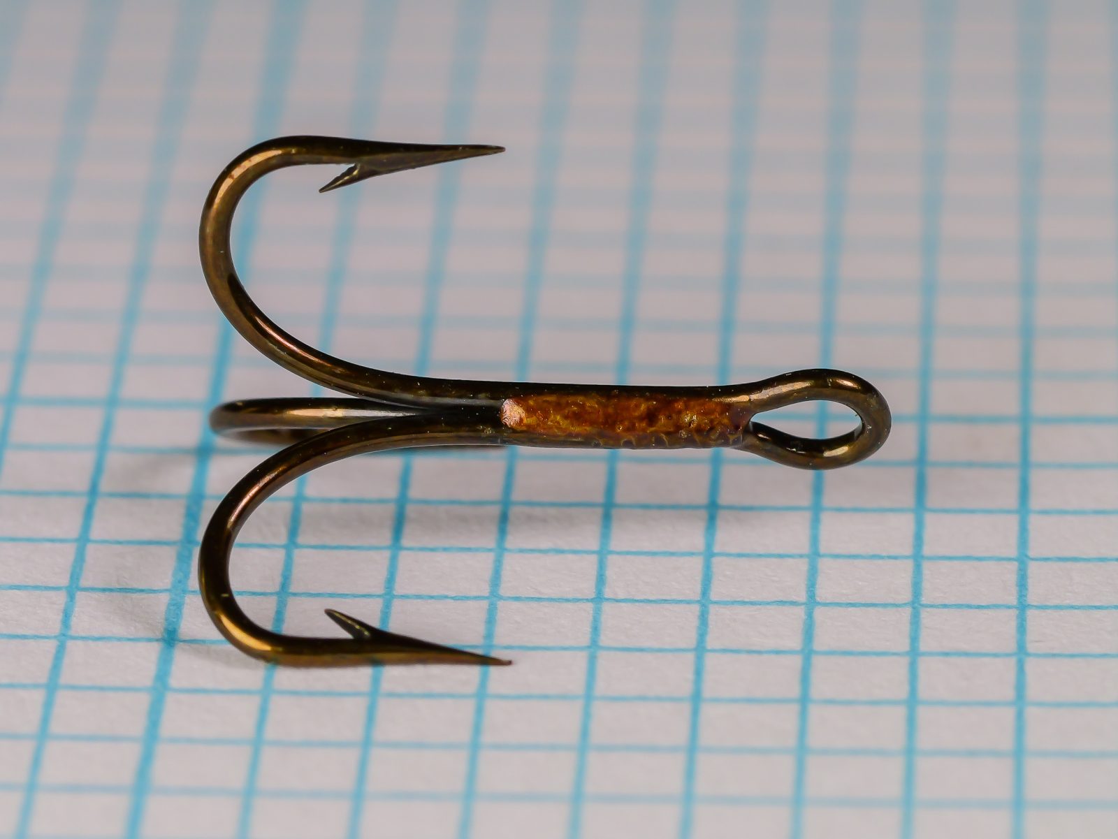 Pflueger 7631-Br size 8 — two-hook specimen side view showing bend depth and point geometry — bronzed finish