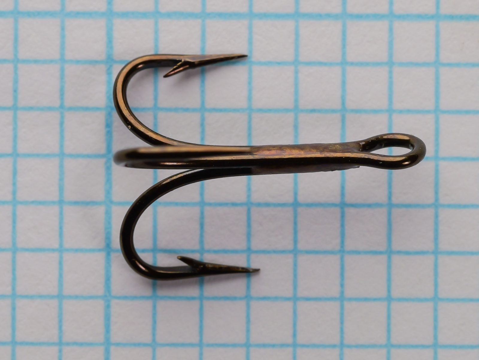 Pflueger 7631-Br size 8 — two-hook specimen overhead view showing ring eye and bend profile — bronzed finish