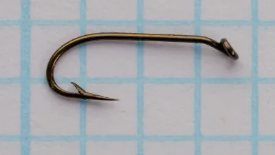 Allcock S 220 Model Perfect — side profile showing sproat bend, fine wire, and tapered turned-down eye — size 20 — bronzed finish on measurement grid