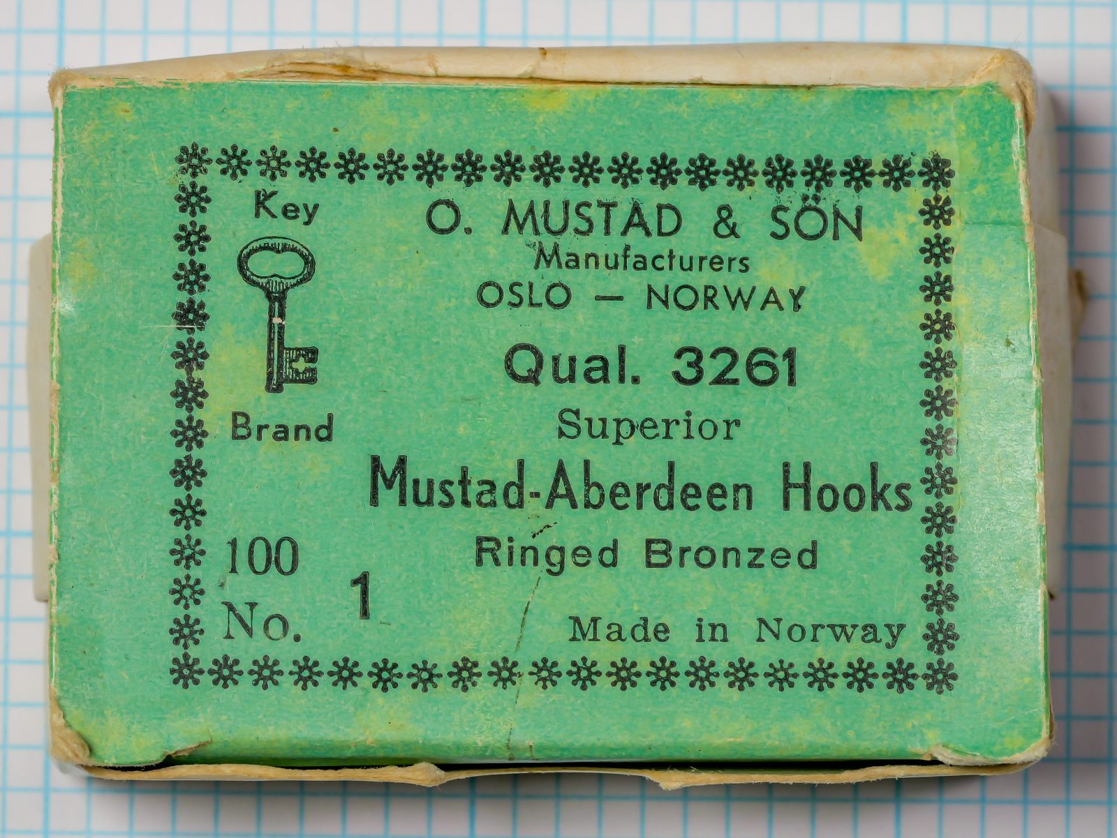 Mustad 3261 box detail showing green label with Superior brand logo