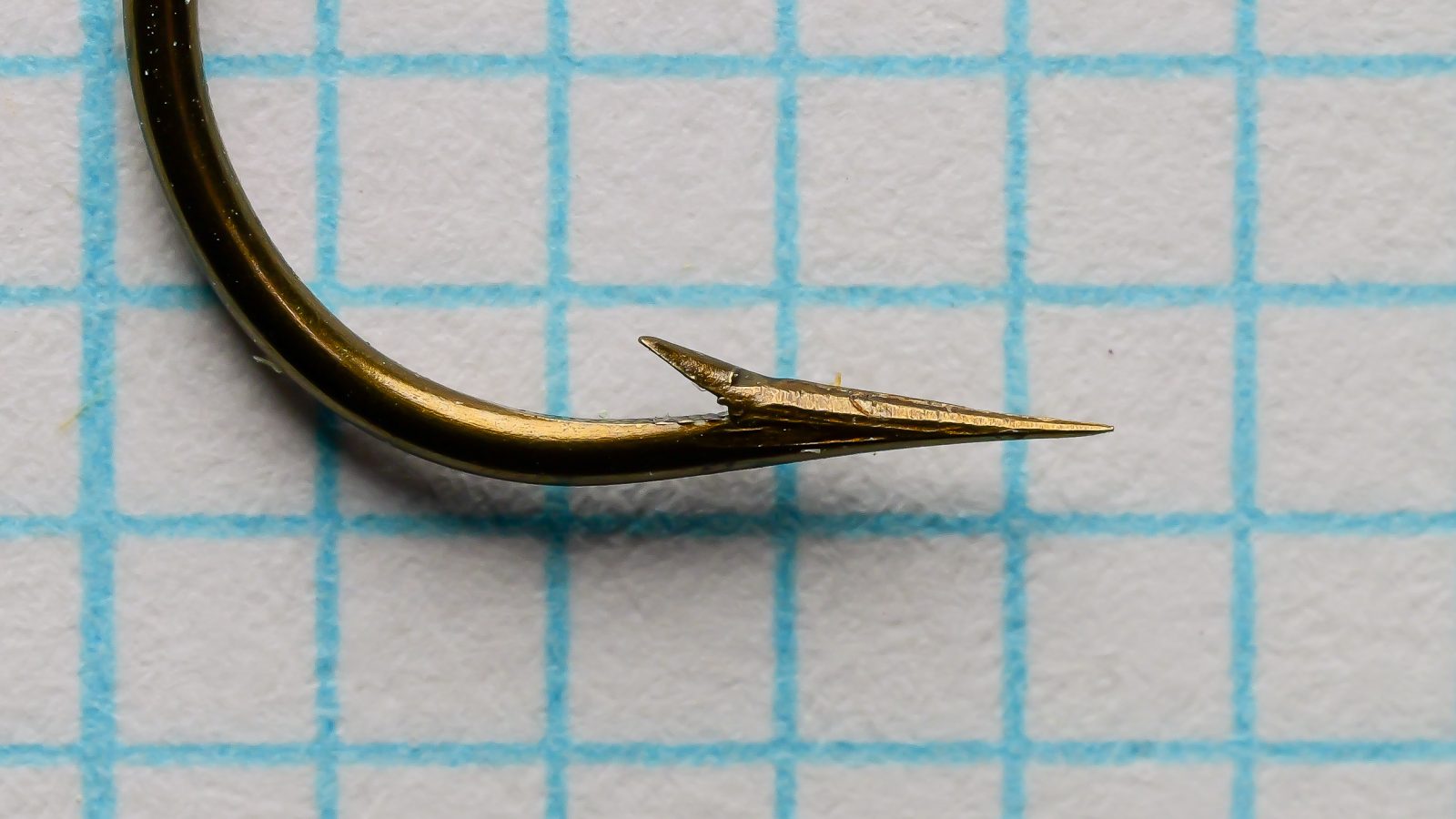 Mustad 3261 Aberdeen hook point and barb, bronzed finish side view