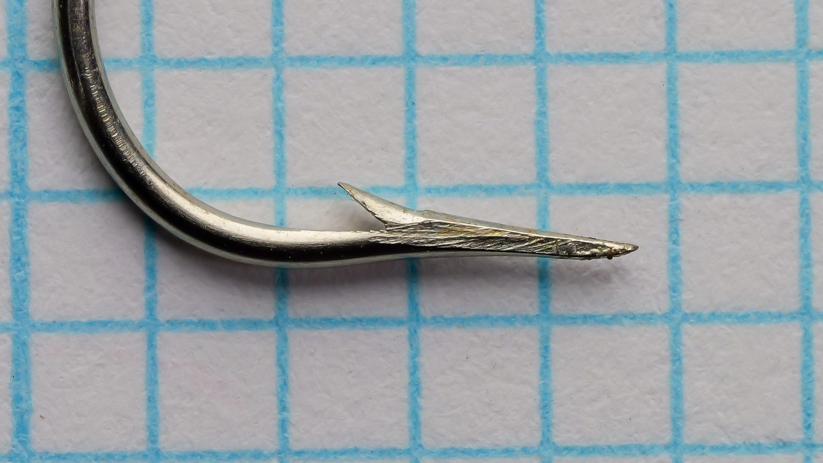 Mustad 3282 Aberdeen — point and barb detail — size No. 1 — showing standard spear point