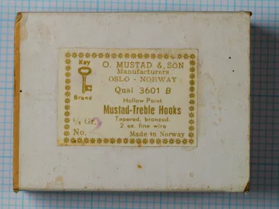 Mustad 3601 B Treble Hook — original cardboard box with golden eight-line Mustad label — Size No. 2 — Oslo-era classic labeling