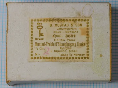Mustad 3621 Blind Eye Treble — original package label — cream kraft card with gold-ink printing, Key Brand logo, Oslo manufacturer designation, size 2