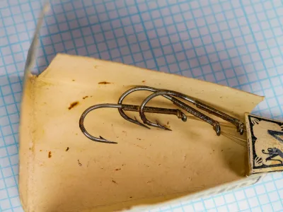 S. Allcock 4555B Cinning Bass Hook Size No. 24 — top-view pair showing Sproat bend and tapered eyes on measurement grid