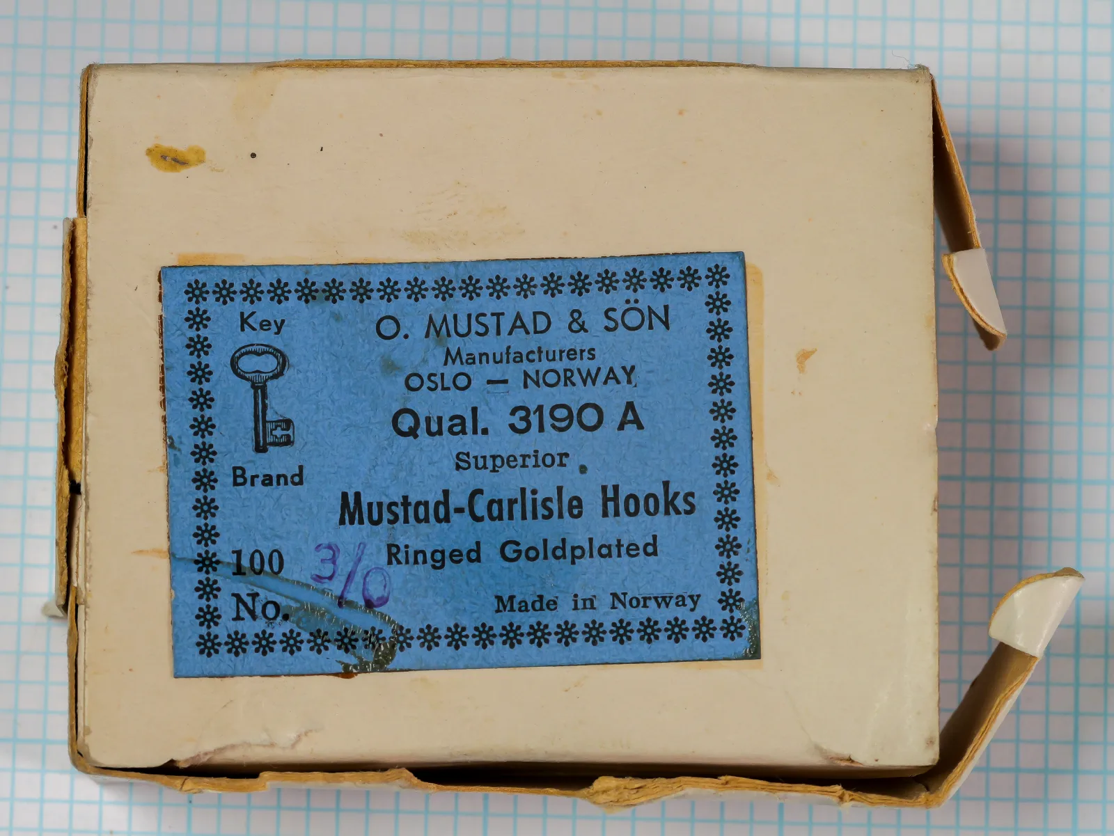 Mustad 3190 A Carlisle — original Key Brand packaging with blue label — size 3/0 — white cardboard slide box