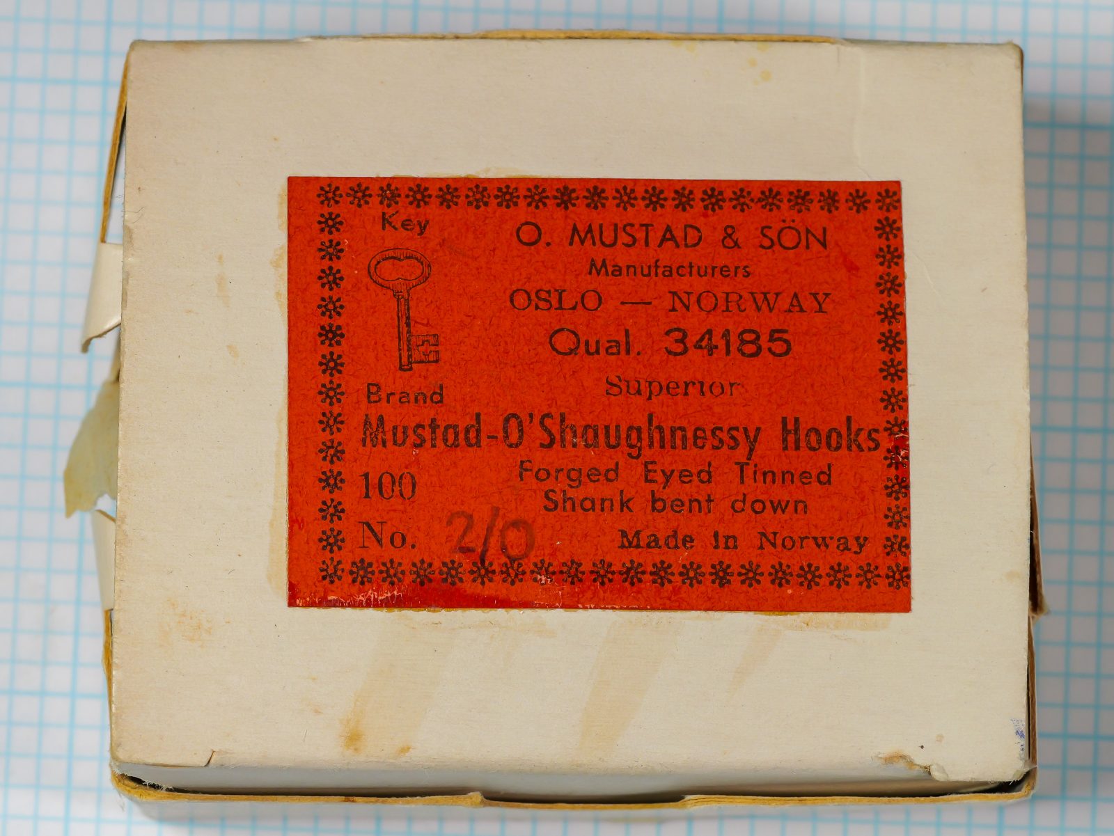 Mustad 34185 O'Shaughnessy — vintage red label packaging — size 2/0 — letterpress printing