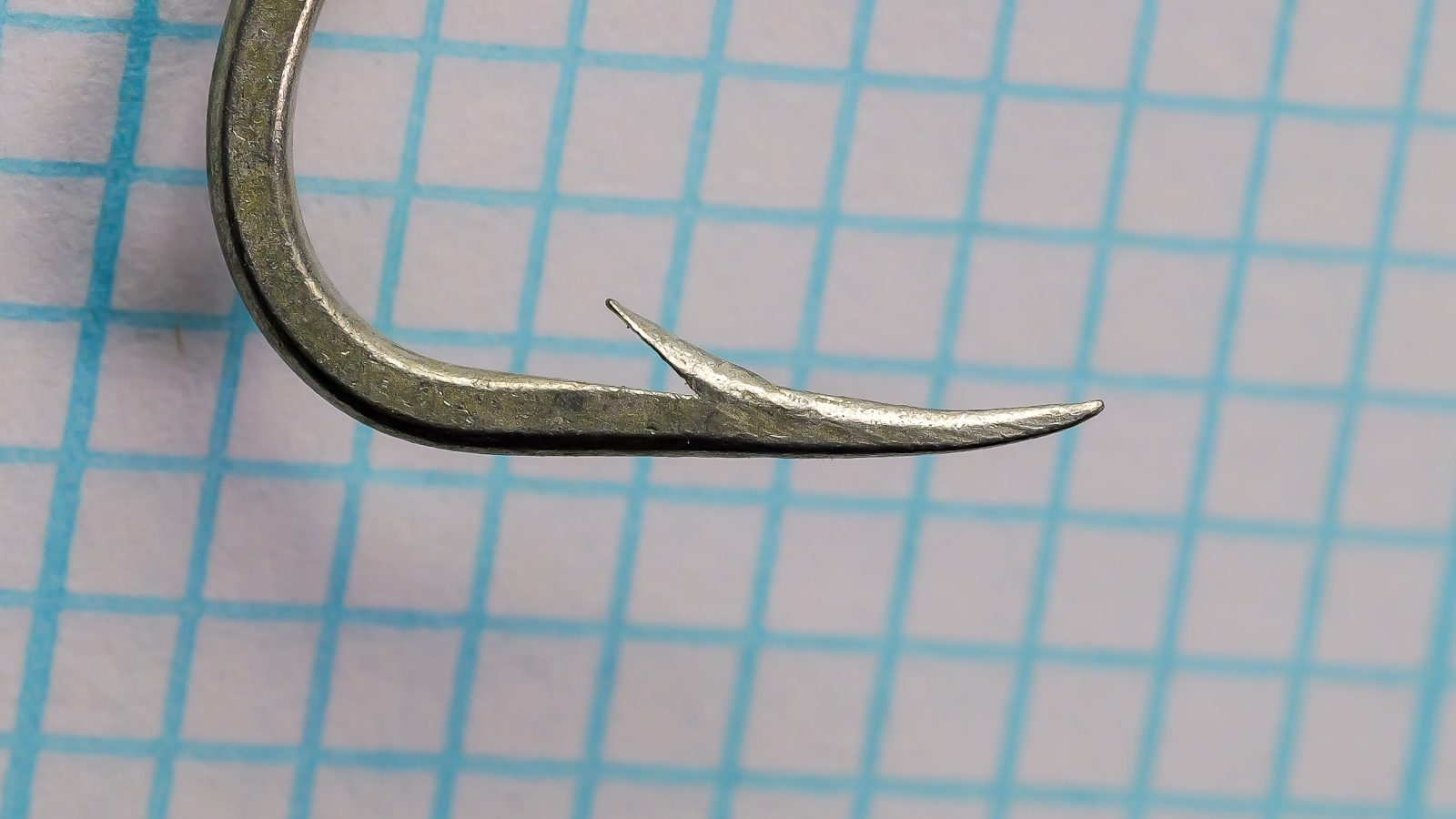 Mustad 92616 ST Beak Hook — close-up detail of the inward-recurving beak point showing characteristic geometry and barb placement — size 2/0 tinned