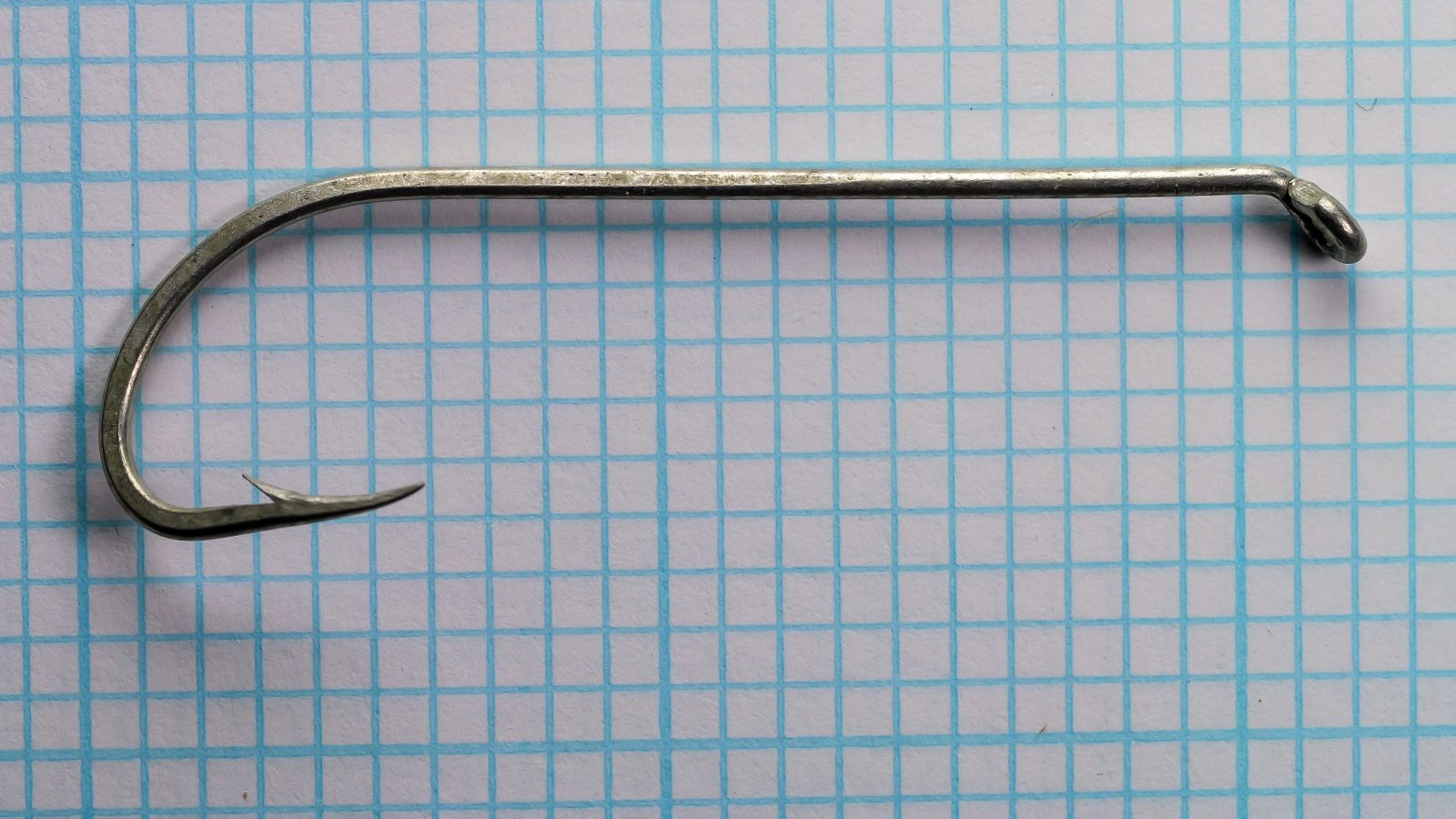 Mustad 92616 ST Beak Hook — full-length hook profile on measurement grid showing straight ring eye, long shank, and characteristic inward-recurving beak point — size 2/0 tinned