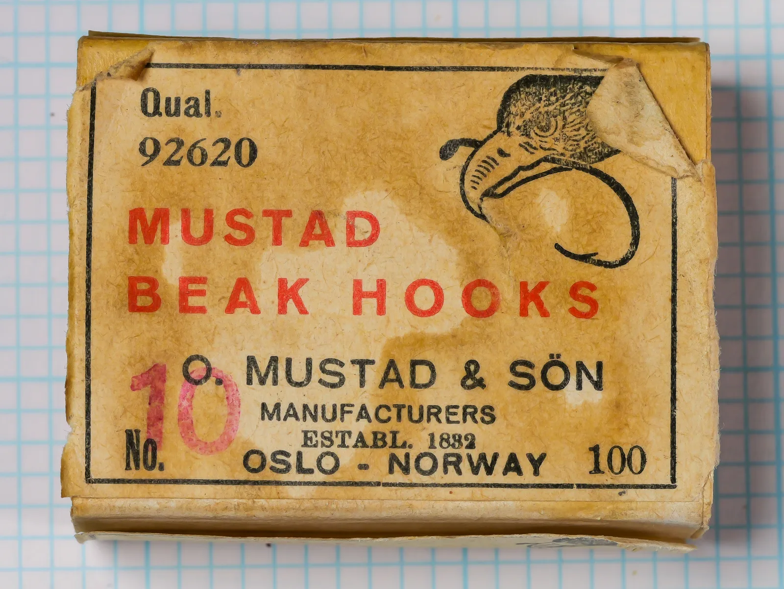 Mustad 92620 Beak Hook — original mid-century box packaging — size 10, 100 per box — letterpress two-color printing with eagle colophon, Oslo-Norway marking