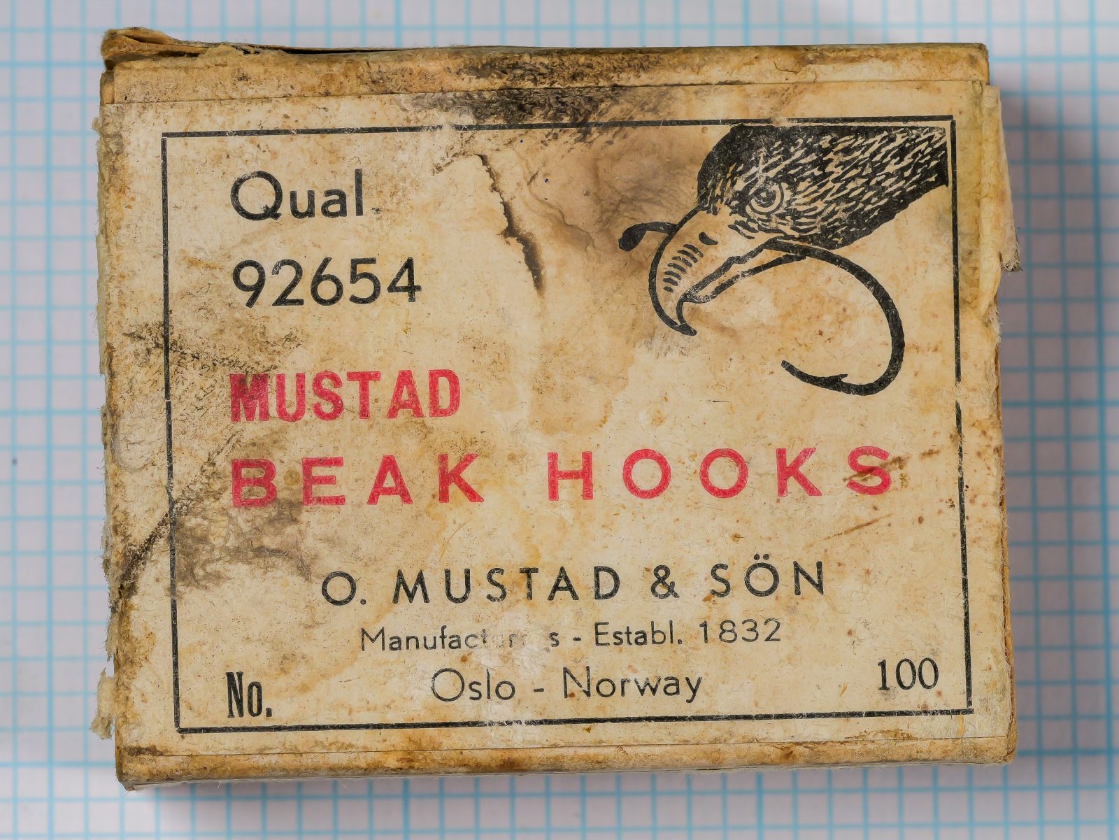 Mustad Qual 92654 — original cardboard box with label front — factory packaging — Oslo address and bronzed beak hook illustration