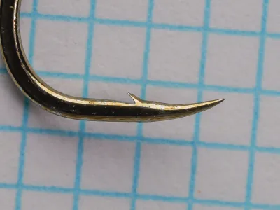 Gamakatsu Octopus 02109 — profile view showing curved sproat bend and tapered eye — Size 2 — nickelled finish on measurement grid
