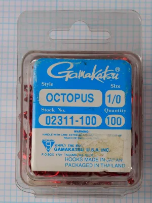 Gamakatsu 02311 Octopus — 100-pack clamshell blister card packaging with blue header and red hooks visible in thermoplastic blister — Size 1/0 — red epoxy finish