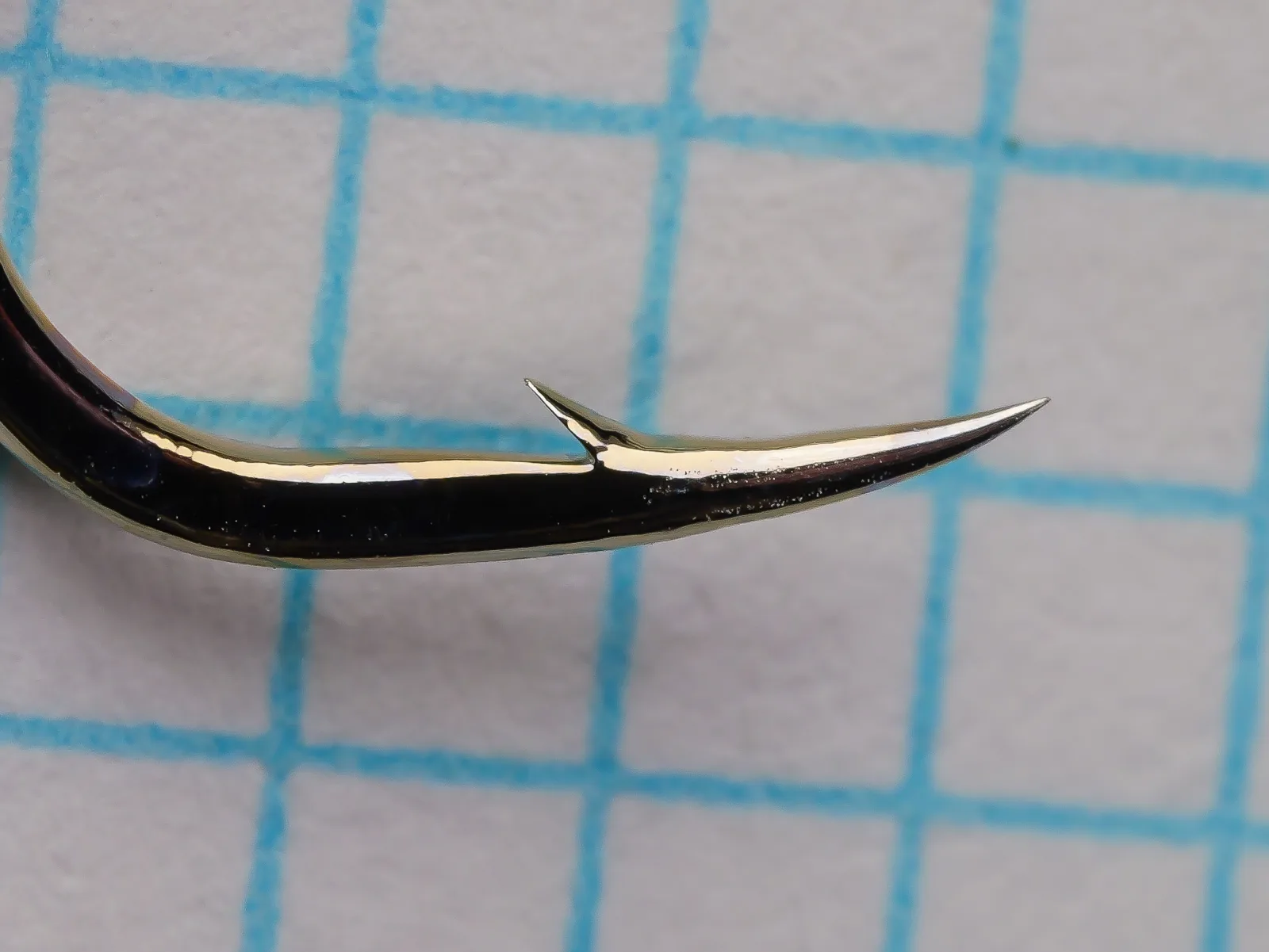 Gamakatsu 03008 Octopus — point detail showing superior point geometry and barb position — size 4 — nickelled finish on measurement grid