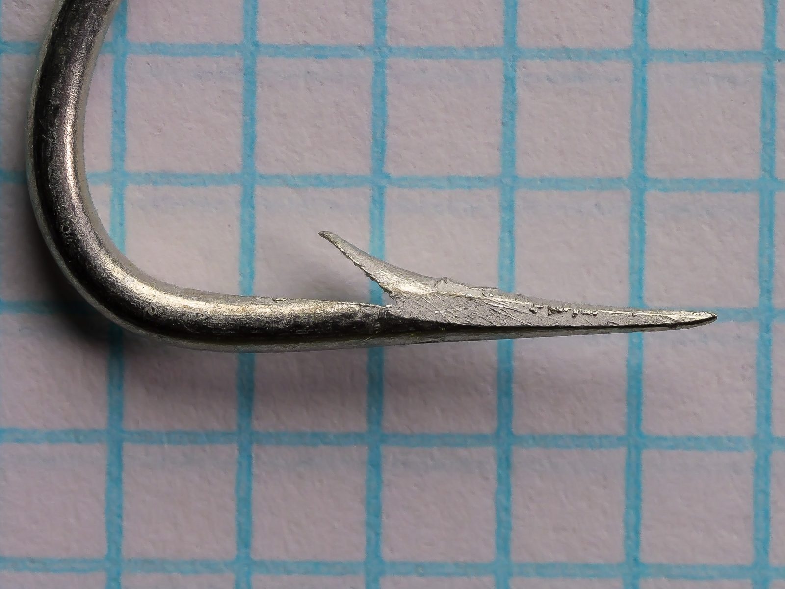 Mustad 31010 ST Limerick Hook — side profile showing bend curvature and ringed eye — size 3/0 — tinned finish