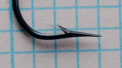 Mustad 3262 Aberdeen size 5/0 blued hook full profile showing characteristic Aberdeen bend on grid
