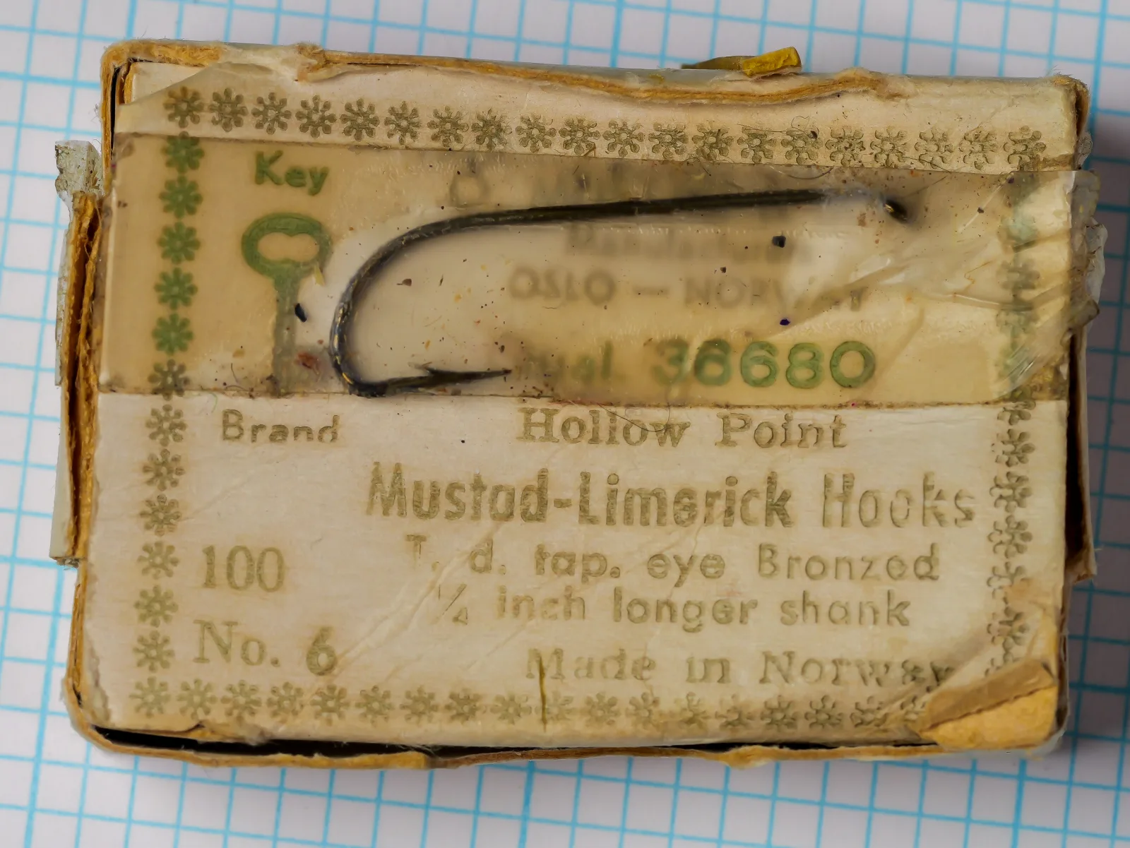 Mustad 36680 Streamer Size 6 — original cardstock packaging showing hook specimen, green and buff letterpress text, decorative asterisk border, bronzed finish hook