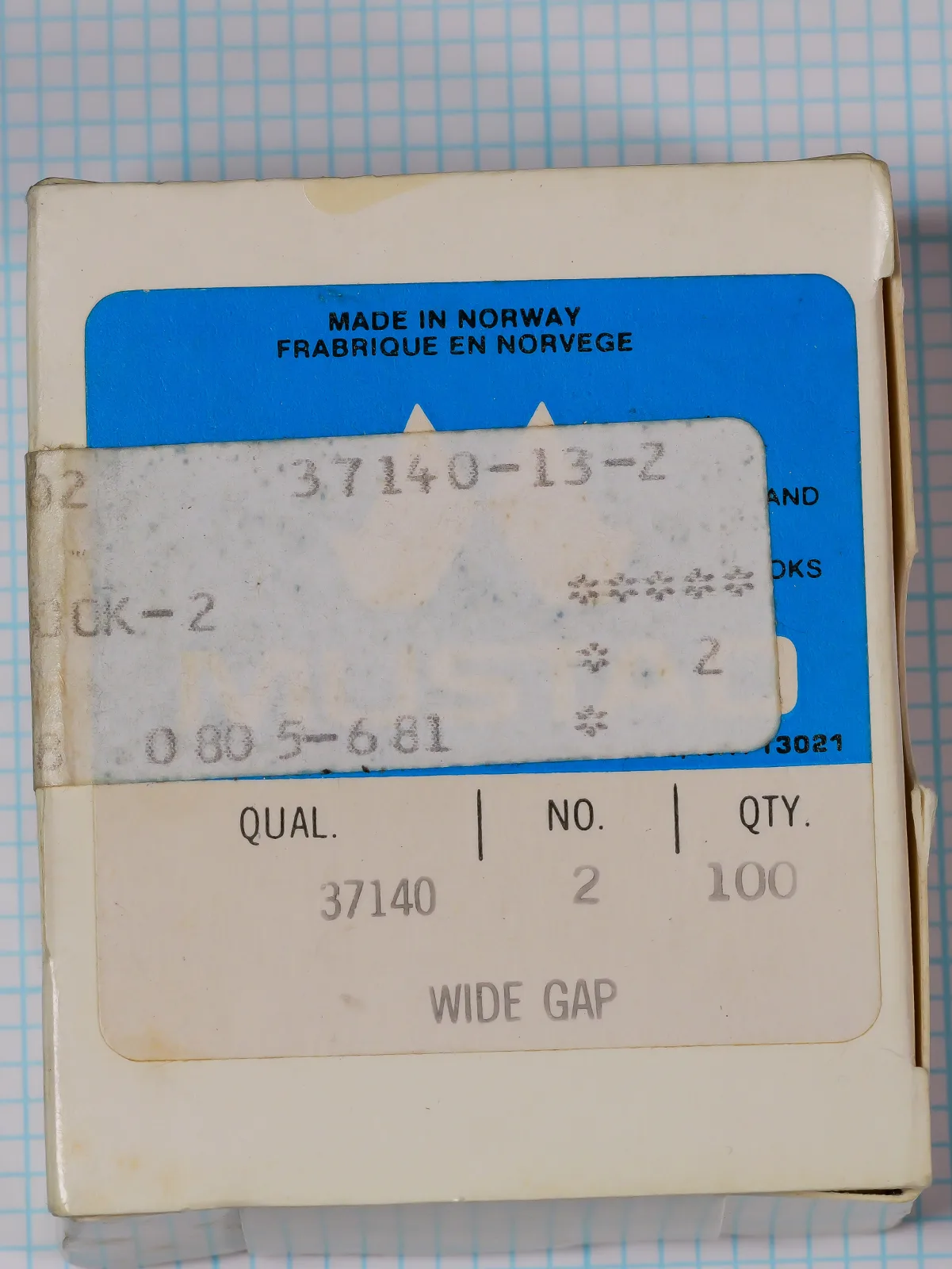Mustad 37140 Wide Gap — original packaging box and label — size 2 — handwritten inventory marks and bilingual Norwegian/French label
