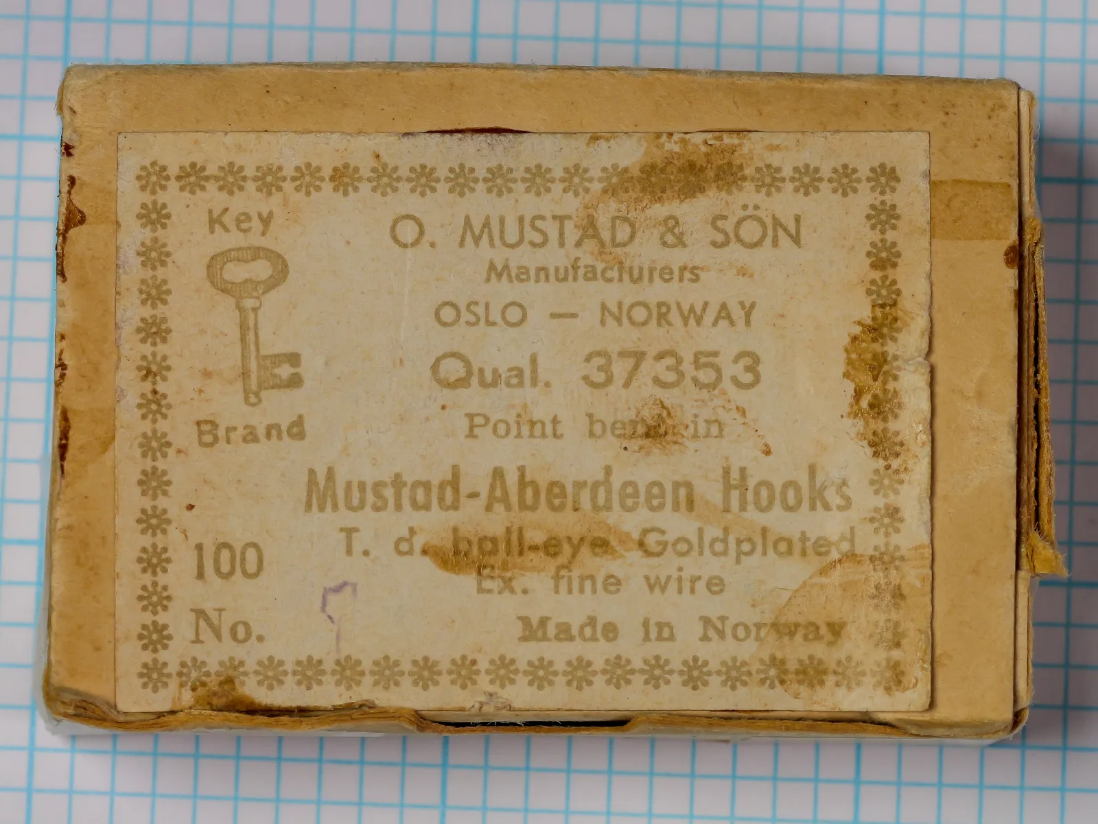 Mustad 37353 Aberdeen — original manufacturer cardboard box with offset-printed label — size 1 — Key Brand sub-label 1950s–1960s packaging