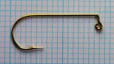 Mustad 32762 Aberdeen Size 4/0 — full hook profile showing jig eye at top, broad Aberdeen bend, and standard shank on measurement grid