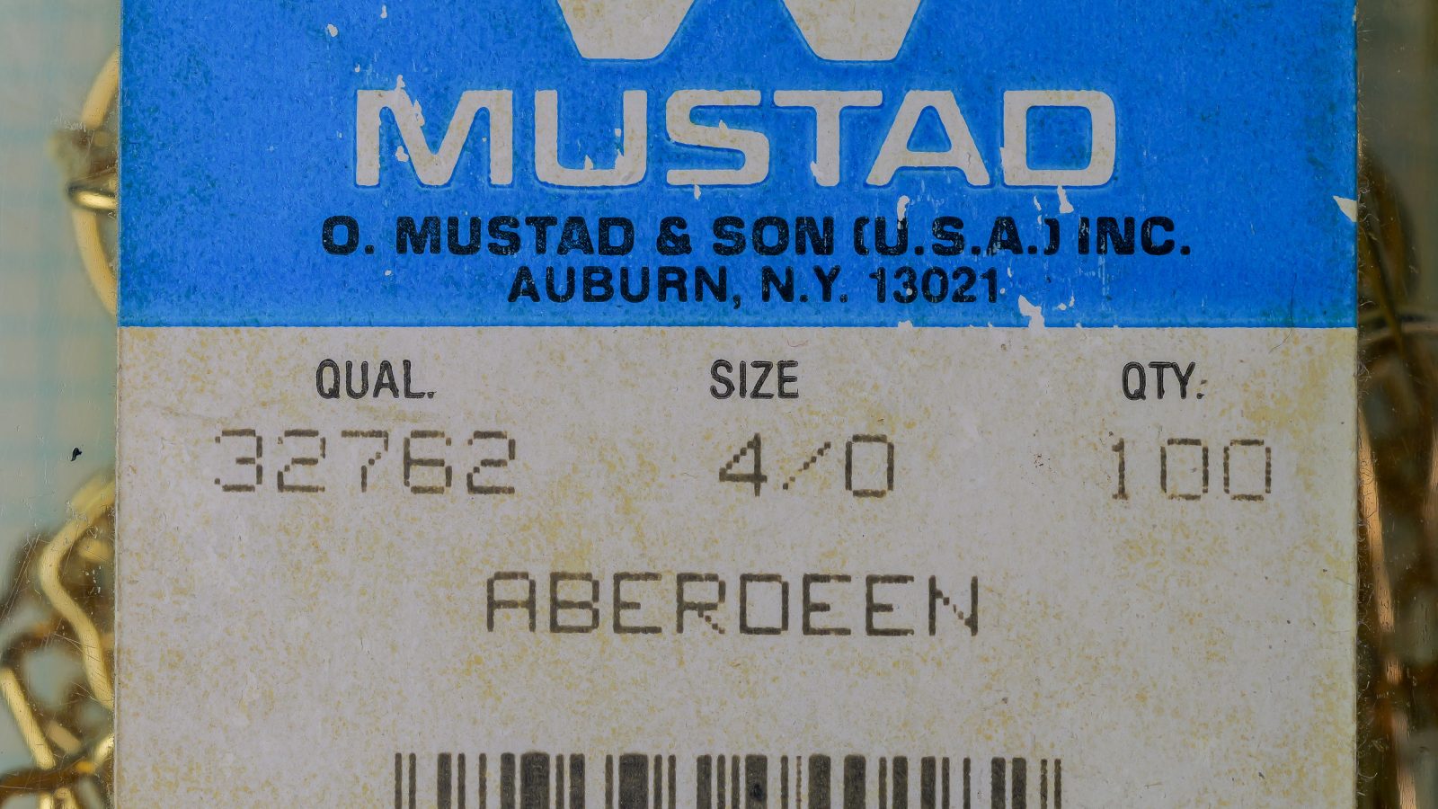 Mustad 32762 Aberdeen Size 4/0 — package label detail showing manufacturer name, model code 32762, size 4/0, quantity 100, and UPC barcode