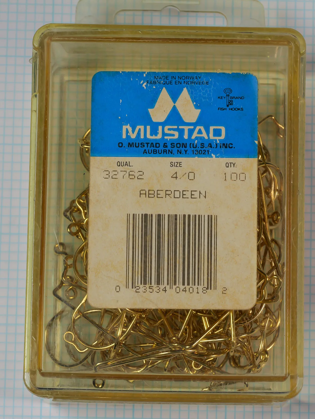 Mustad 32762 Aberdeen Size 4/0 — clamshell package with original blue and white Key Brand label and 100 gold-plated jig-eye hooks visible inside clear plastic