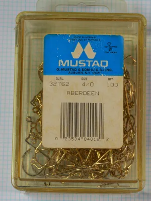 Mustad 32762 Aberdeen Size 4/0 — clamshell package with original blue and white Key Brand label and 100 gold-plated jig-eye hooks visible inside clear plastic