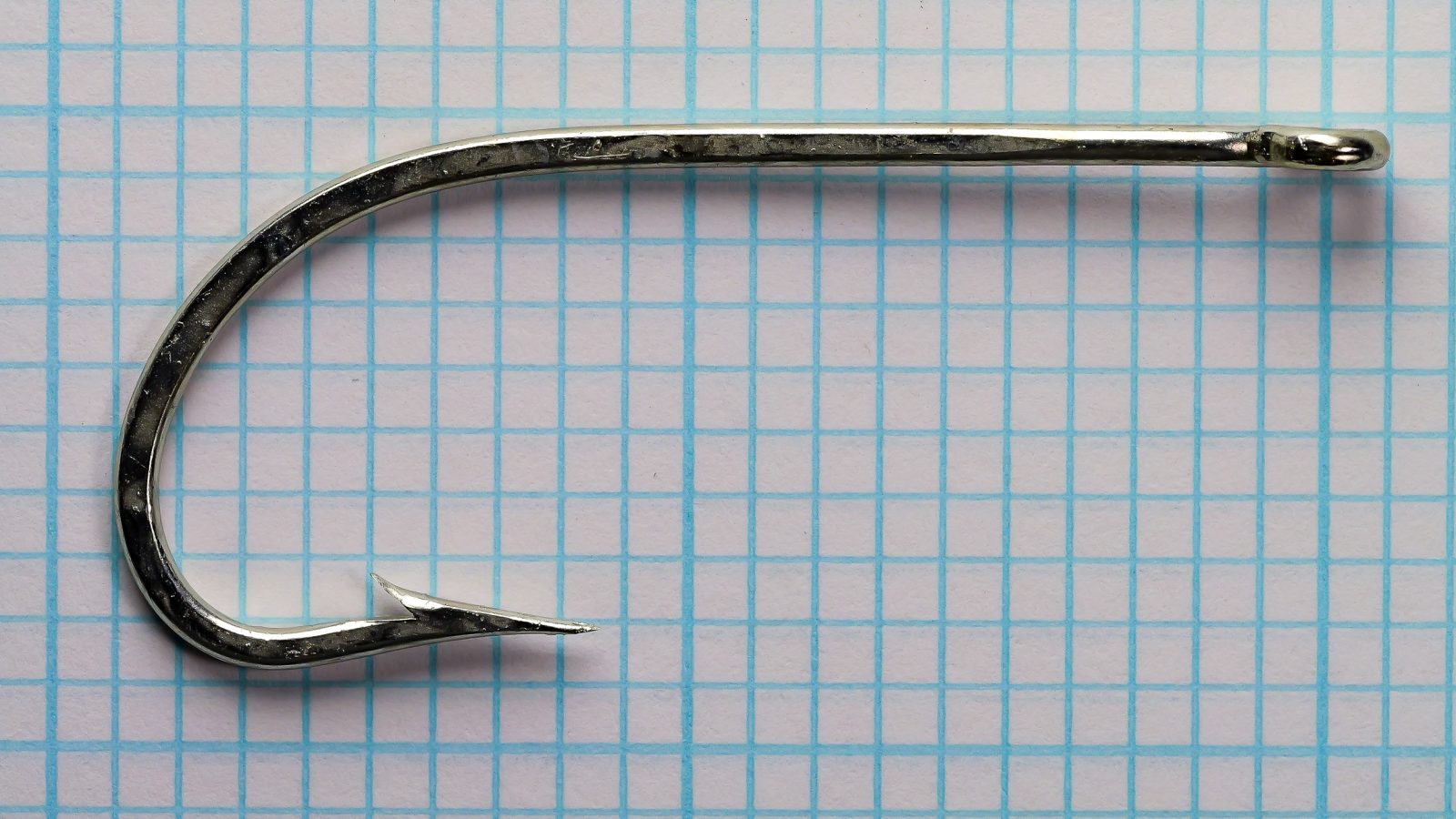 Full profile of Mustad 3407DT size 5/0 displaying long shank and Sproat bend.
