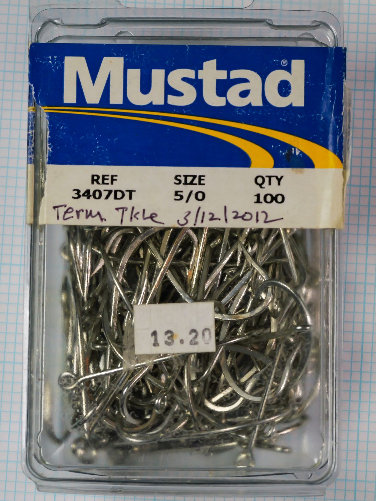 Original Mustad 3407DT retail clamshell package with size and quantity markings.