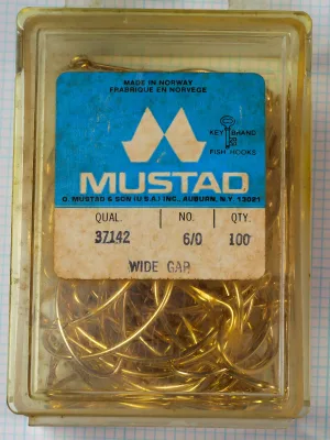 Mustad 37142 Keybrand package — size 6/0, 100-count — original clamshell and blue label — Auburn NY address — bilingual Made in Norway header
