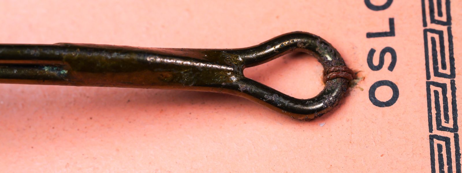 Mustad 7799 Double Kirby Hook — close-up of eye construction showing straight ring configuration — size 4/0 — bronzed finish