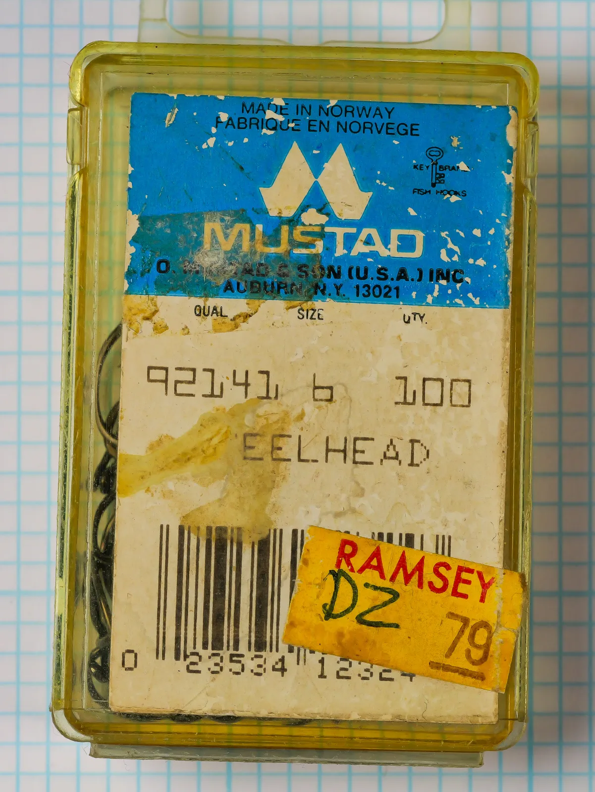 Mustad 92141 Beak Hook — clamshell box and manufacturer label — size 6 — bronzed finish