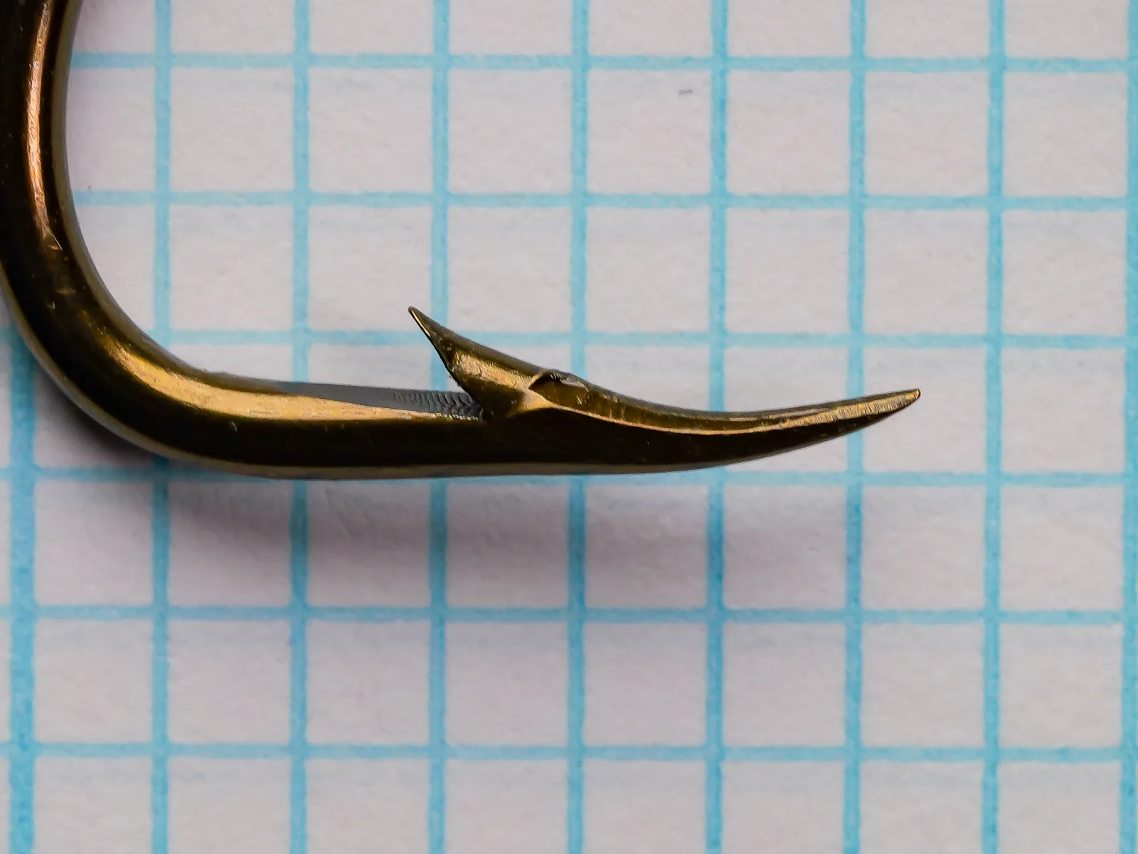 Mustad 94150 Live Bait Hook — side profile showing point and barb — size 4/0 — bronzed finish