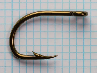 Mustad 94150 Live Bait Hook — front face profile — size 4/0 — straight ring eye and sproat bend