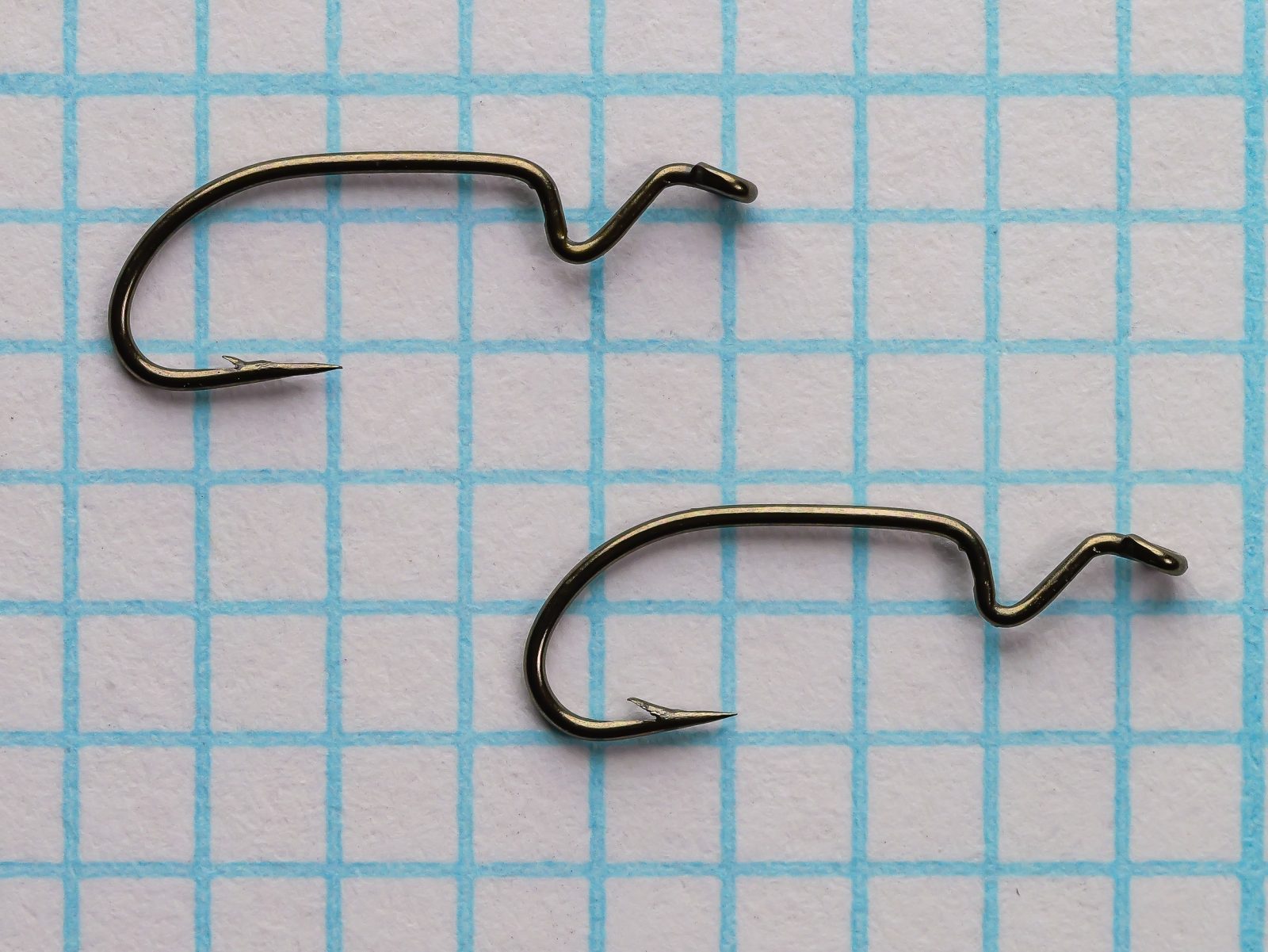 Partridge K3A Swedish Dry Fly Hooks — two specimens shown side-by-side with shank and bend profiles visible — size 18 — sproat bend, straight-ring eye, fine wire, bronzed finish