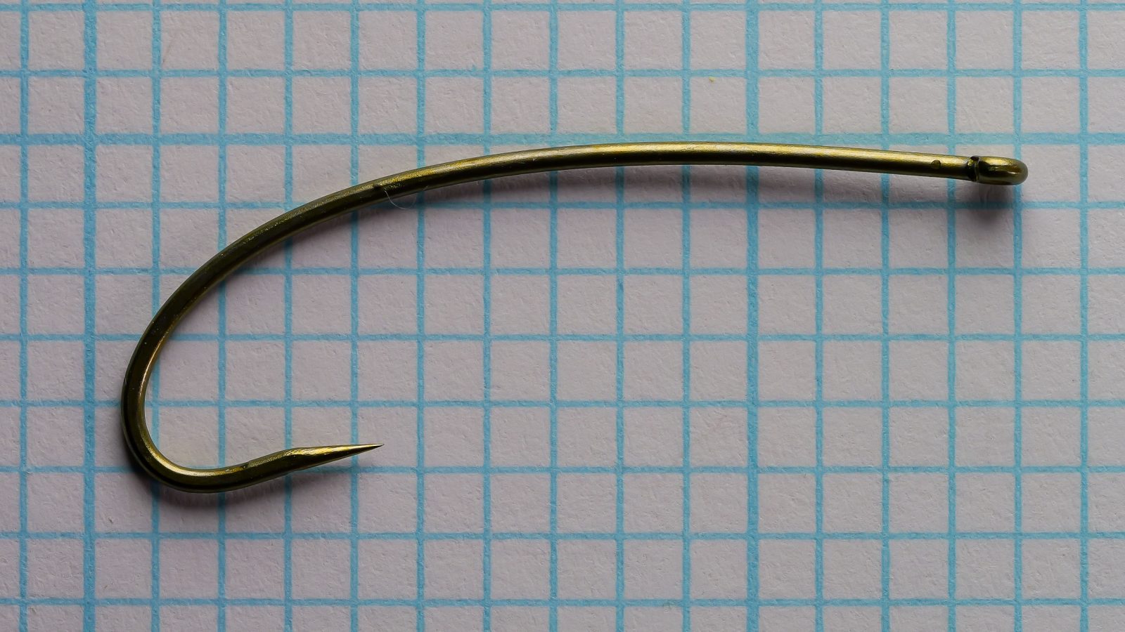 Tiemco TMC 200R/BL size 4 — top-down overhead view showing straight eye and shank alignment — bronzed finish with measurement grid