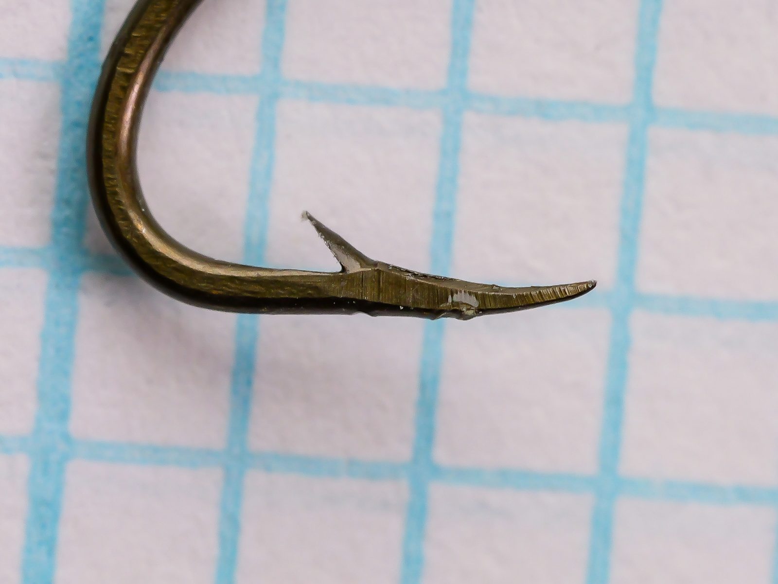 Wright & McGill Model 100 — side profile showing bend geometry and eye construction — size 8 — bronzed finish on measurement grid