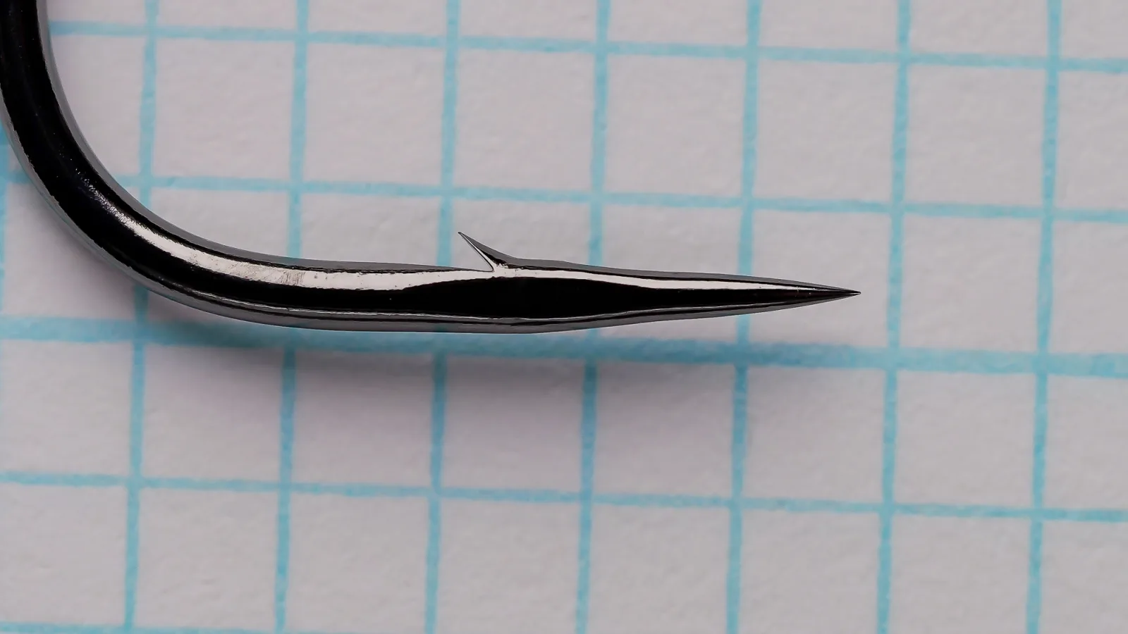 Gamakatsu O1413 worm hook, side view showing round kendal bend and nickelled finish