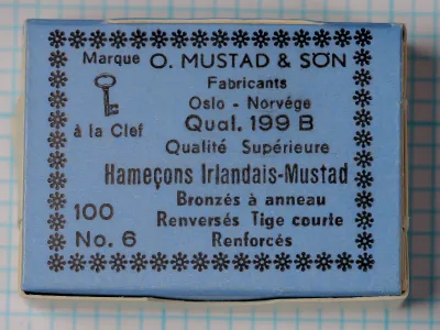 Mustad 199 B Hameçons Irlandais — front side of sales card — showing full French-language printed text and decorative asterisk border — light blue cardstock — size 6 (No. 6) — 100-hook package