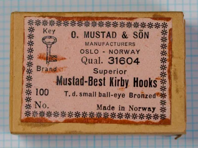 Mustad-Best Kirby Hooks manufacturer box — inset label showing specifications — size 8 — bronzed finish — c. 1930-1950 Norwegian manufacture