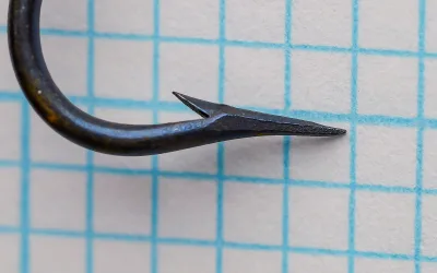 Mustad Quality 3198 — side profile showing bend geometry, marked shank ridges, and blued finish — size 2/0 — narrow gap Carlisle form