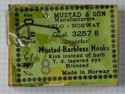 Mustad 3257 B Barbless — box label with sample hook taped to face — size No. 8 — bronzed finish