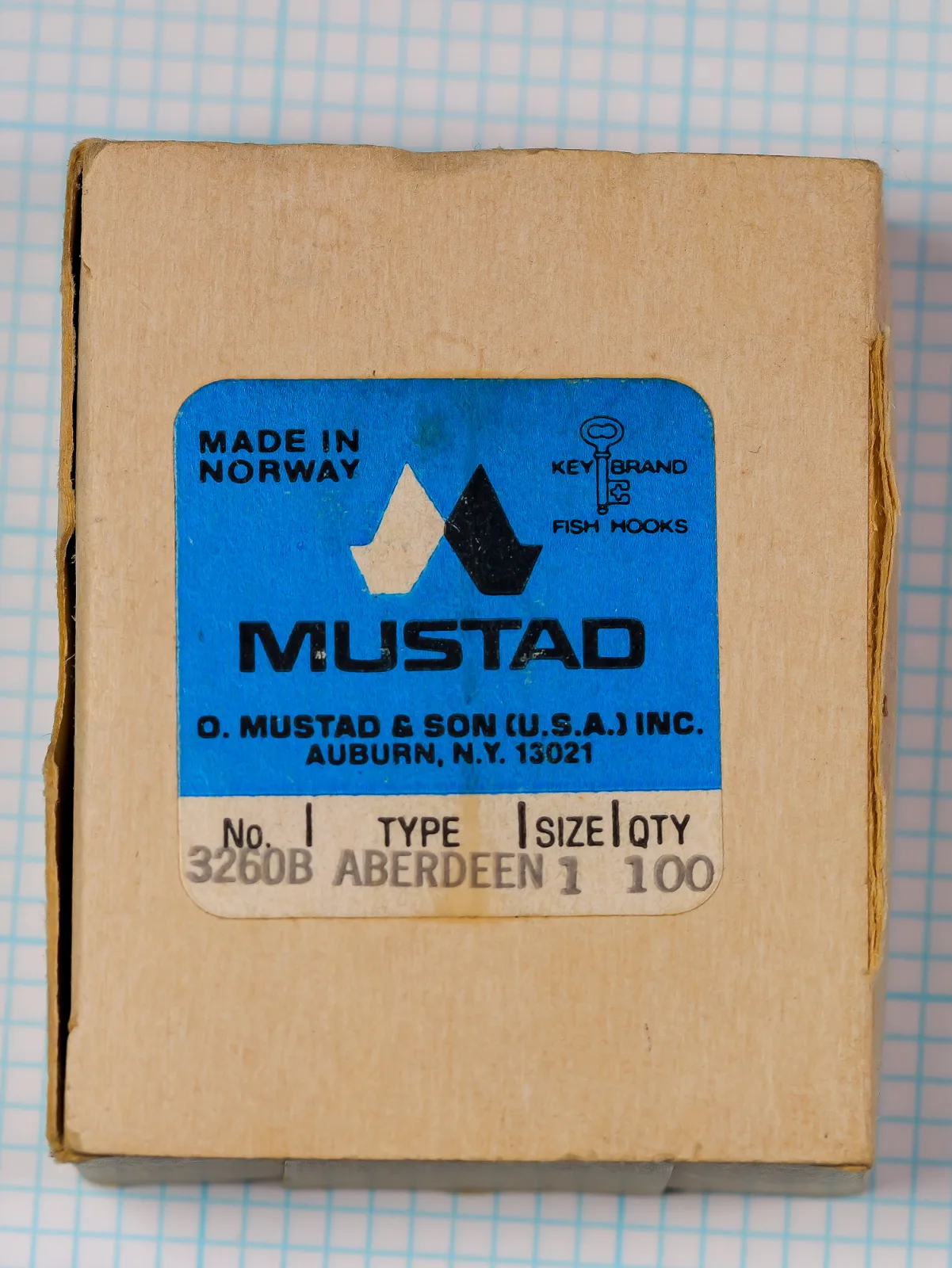 Mustad 3260 B Aberdeen box — front label on kraft packaging — size 1, 100-count — gold-plated bait hooks, Keytibrand branding, Auburn N.Y. address