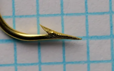 Mustad 3260 B Aberdeen — side profile showing bend and point — size 1, extra-fine wire — gold-plated finish, Superior point geometry