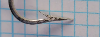 Mustad Cincinnati Bass Hooks size 20 — profile view of individual hook — tinned finish — kirby offset — straight eye