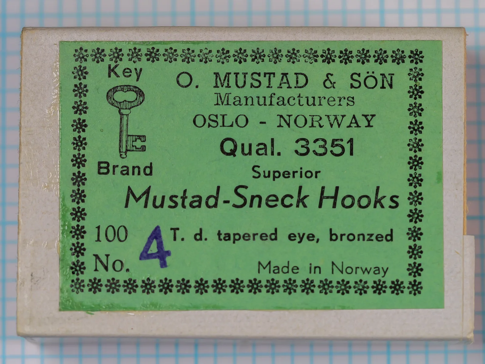 Vintage Mustad 3351 Sneck Hooks package label, green with black text, Oslo Norway manufacture